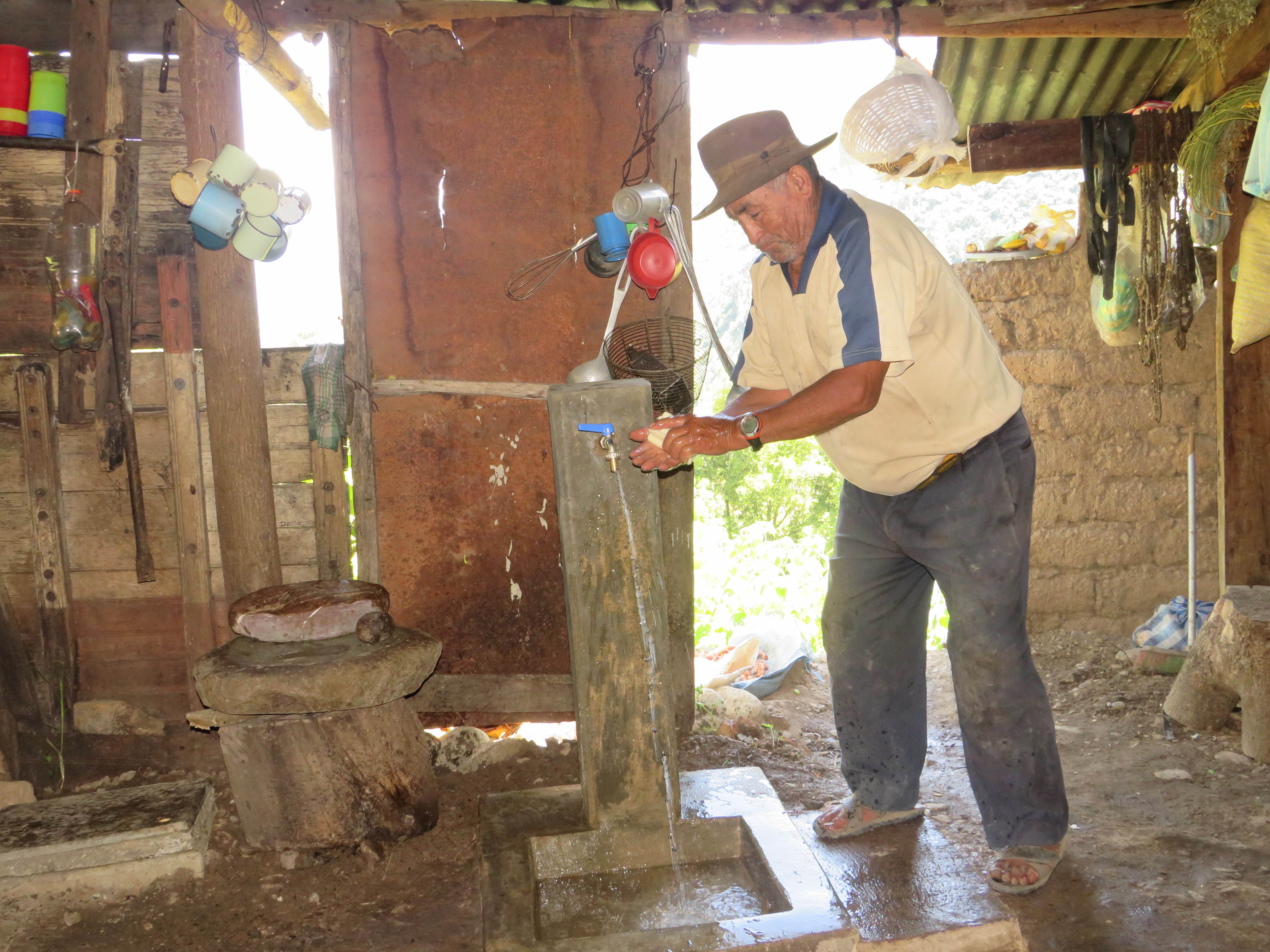 Mujeres y niños en proyecto de agua