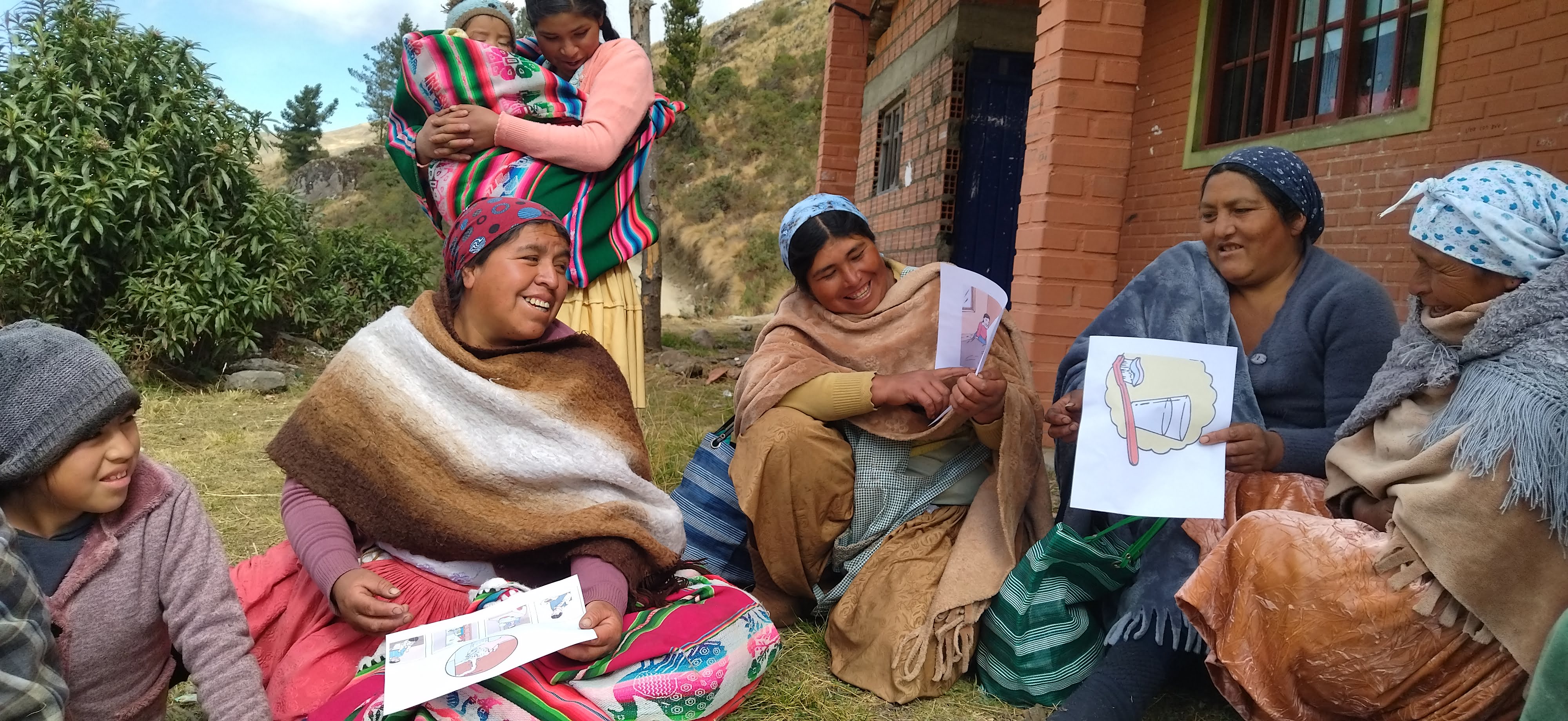 Mujeres en comunidad recibiendo capacitación